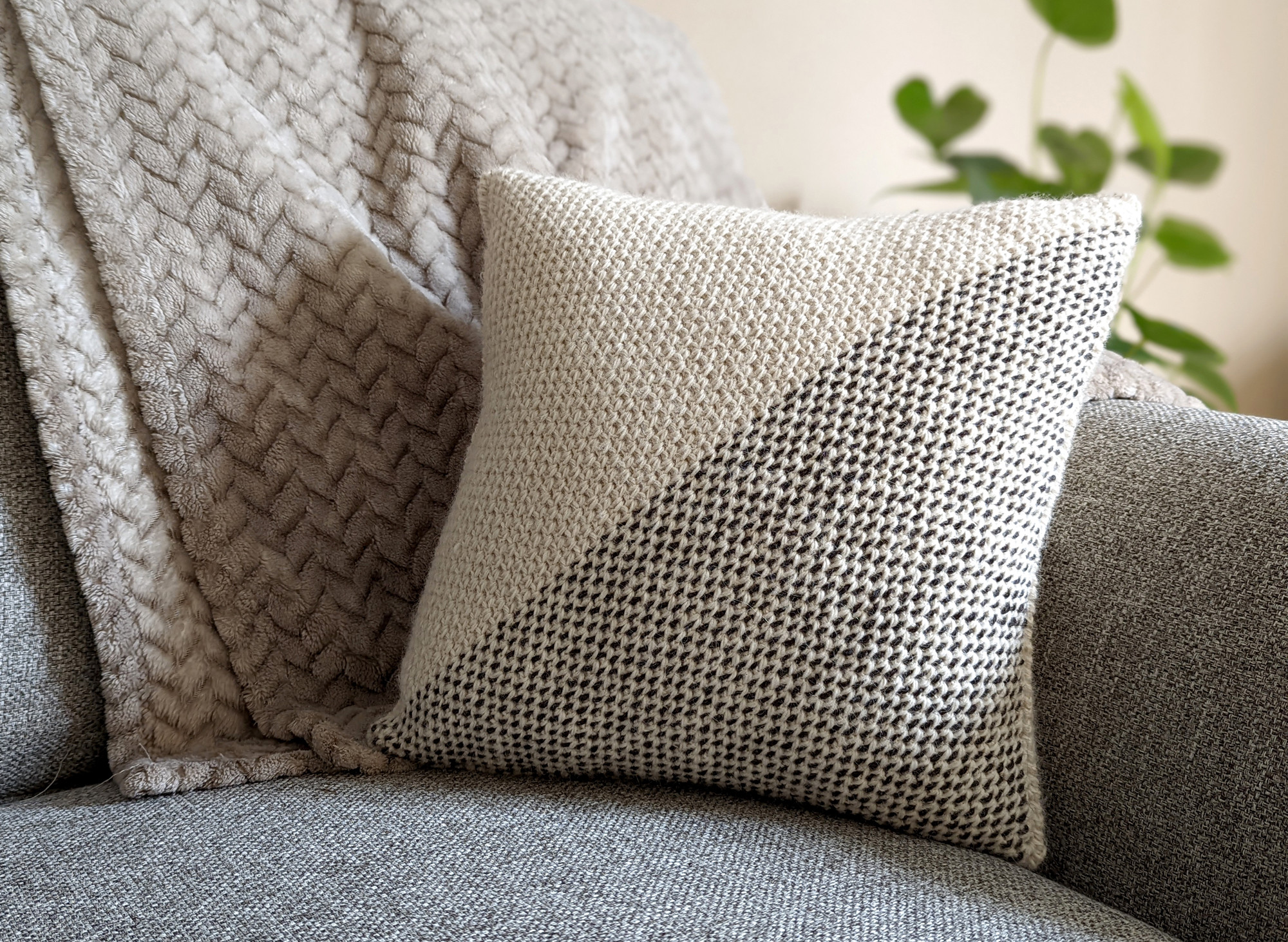 Diametro Throw Pillow Crochet Pattern
